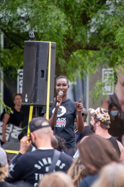 NOVA, ırkçılığa karşı Özgürlük Yürüyüşü 'nün COO-ORGANIZER' ını yendi. Vancouver BC Kanada 19 Haziran 2020  