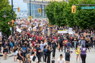 Özgürlük Yürüyüşü 'ne katılan göstericilerden oluşan büyük bir toplantı. Vancouver BC Kanada 19 Haziran 2020