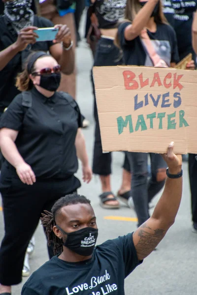 Décimo Primeiro Protestantes Segurando Sinais Durante Marcha Racismo Vancouver Canadá — Fotografia de Stock