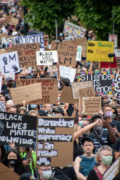 Junteenth Tüntetők Jelzik Rasszizmus Ellenes Felvonulást Vancouver Kanada Június 2020 — Stock Fotó