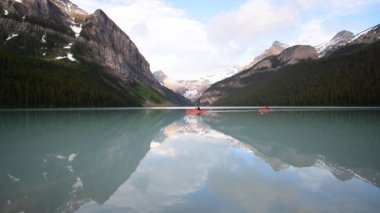 Louise Gölü 'nün ayna benzeri yüzeyinden geçen iki kano. Banff Ulusal Parkı AB Kanada