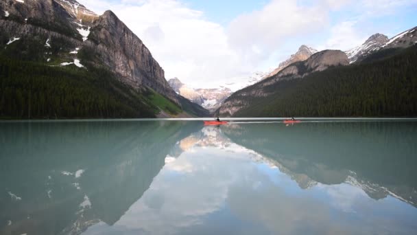 Deux Kayaks Traversant Surface Miroir Lake Louise Parc National Banff — Video