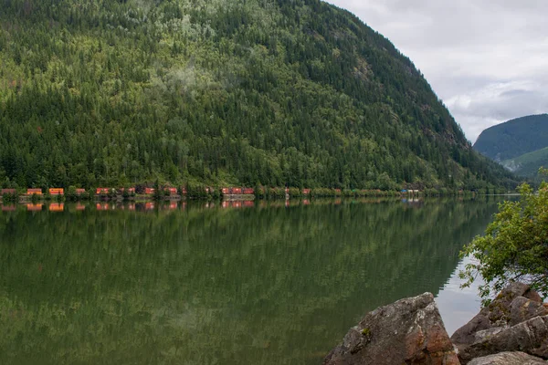 Een Beeld Van Bergen Passerende Goederentrein Die Symmetrisch Weerkaatst Worden — Stockfoto