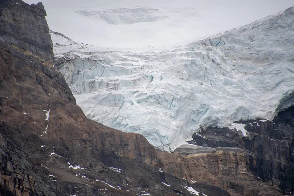 Крупный План Поперечного Сечения Ледника Морейнское Озеро Canada — стоковое фото