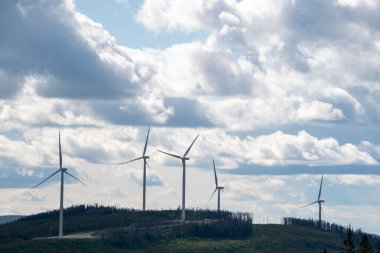 97C otobanının yakınındaki tepede bir rüzgar enerjisi istasyonu. BC Kanada