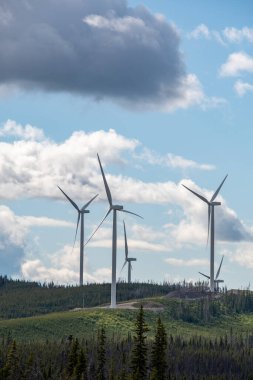 97C otobanının yakınındaki tepede bir rüzgar enerjisi istasyonu. BC Kanada