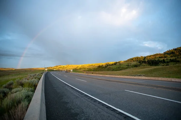 一条彩虹在空旷的乡间公路上闪烁着 Merritt Bc加拿大 — 图库照片