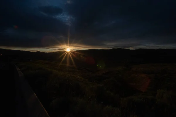 Luz Del Anochecer Asomándose Por Detrás Una Montaña Brillando Valle — Foto de Stock