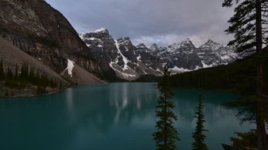Güneşli bir akşamda çekilmiş Moraine Gölü 'nün zaman dilimi filmi. Banff Ulusal Parkı AB Kanada dalgalanması 