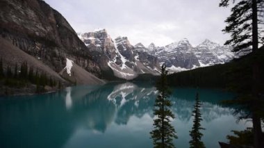Güneşli bir akşamda çekilmiş Moraine Gölü filmi. Banff Ulusal Parkı AB Kanada