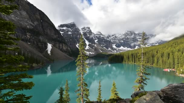 晴れた朝に撮影されたモレーン湖のタイムラプス映画 バンフ国立公園 Canada Mirror — ストック動画