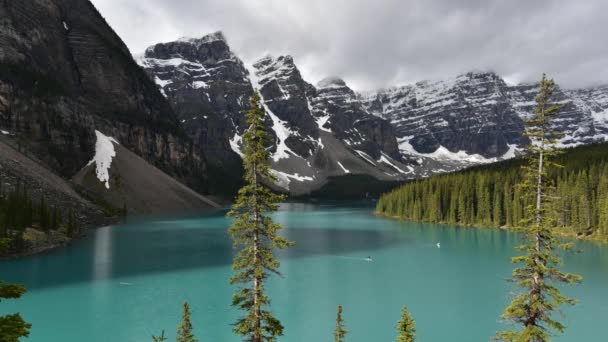 Timelapse Filmu Moraine Lake Zrobione Słoneczny Poranek Park Narodowy Banff — Wideo stockowe