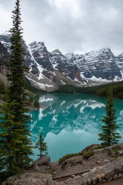 Moraine Gölü ve Ten Peaks 'in bir resmi. Banff Ulusal Parkı AB Kanada     