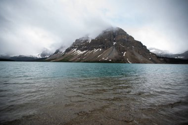 Bow Gölü ve Bow Tepesi 'nin bir resmi. Banff Ulusal Parkı AB Kanada     