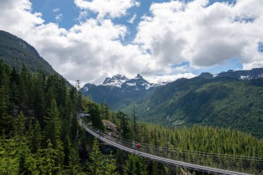 Sky Pilot Dağı ve Sky Pilot Askı Köprüsü 'nün bir resmi. MÖ. Squamish Kanada