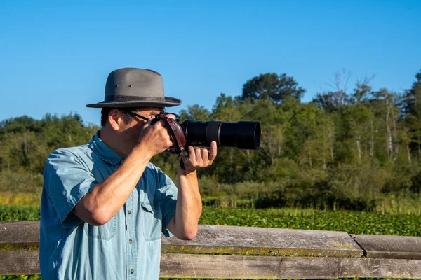 Picture Asian Man Aiming His Camera Taking Pictures Outdoor Vancouver — Stock Photo, Image