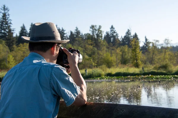 湖の写真を撮っている帽子とサングラスをかけているアジア人の男性の写真 バンクーバーBcカナダ — ストック写真