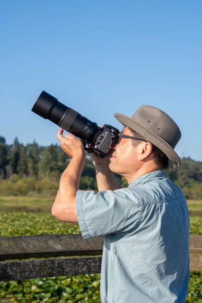 Bild Asiatisk Man Med Hatt Och Solglasögon Som Riktar Kameran — Stockfoto