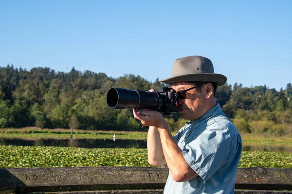 Bild Asiatisk Man Som Siktar Kameran Och Fotograferar Utomhus Vancouver — Stockfoto