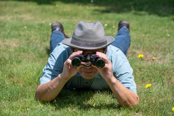 Bild Asiatisk Man Som Lägger Sig Gräset Och Tittar Genom — Stockfoto