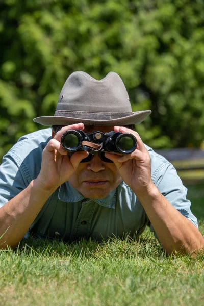 Una Foto Uomo Asiatico Sdraiato Sull Erba Che Guarda Attraverso — Foto Stock