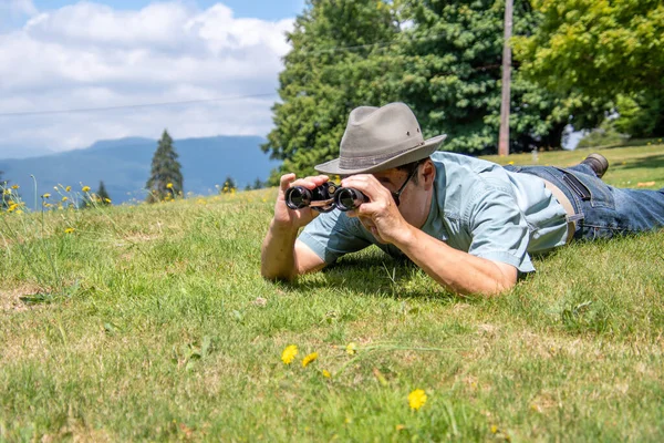 Vista Laterale Uomo Sdraiato Prato Che Usa Binocolo Vancouver Canada — Foto Stock