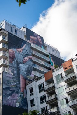 Binanın bir tarafını kaplayan büyük bir duvar resmi. Başlık: akşam. Sanatçı: Fintan Magee (AUS) 22 Ağustos 2020   