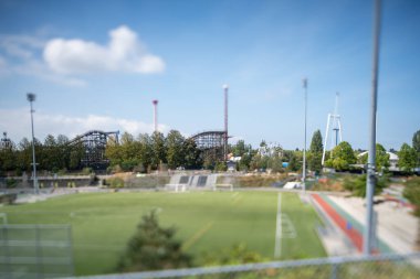 Oyun parkındaki bir eğlence parkının yan kayma efektiyle çekilmiş bir fotoğrafı. Vancouver BC Kanada