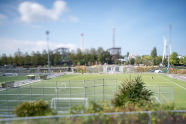 Eğik kayma etkisiyle çekilmiş bazı futbol sahalarının fotoğrafı. Vancouver BC Kanada 
