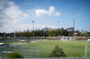 Oyun parkındaki bir eğlence parkının yan kayma efektiyle çekilmiş bir fotoğrafı. Vancouver BC Kanada