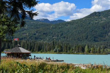 Yeşil gölün yanında bir havalimanı resmi. Whistler BC Kanada