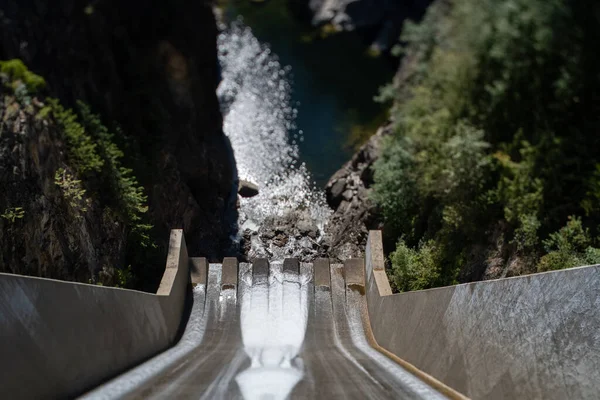 Cleveland barajının döküntü manzarası. Eğimli vites lensi ile çekilmiş. Kuzey Vancouver BC Kanada