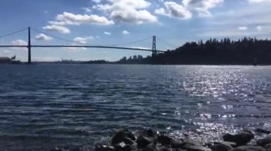 Gündüz vakti Lion 's Gate Köprüsü' nün ve okyanusun zaman ayarlı bir filmi. Vancouver BC Kanada