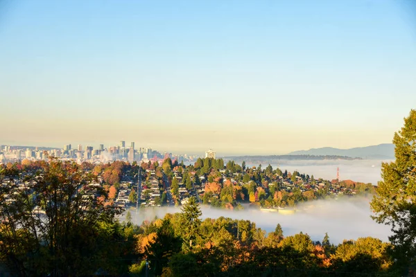 Una Foto Ciudad Vancouver Una Nebulosa Mañana Otoño Canadá —  Fotos de Stock