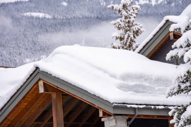 Çatıda bir kar resmi. Whistler BC Kanada