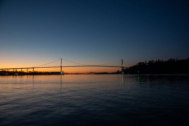 Şafakta Lions Gate Köprüsü 'nün resmi. Vancouver BC Kanada