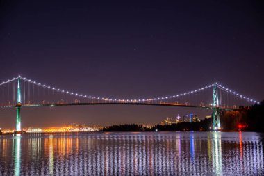 Lions Gate Köprüsü 'nün gece çekilmiş bir resmi. Vancouver BC Kanada