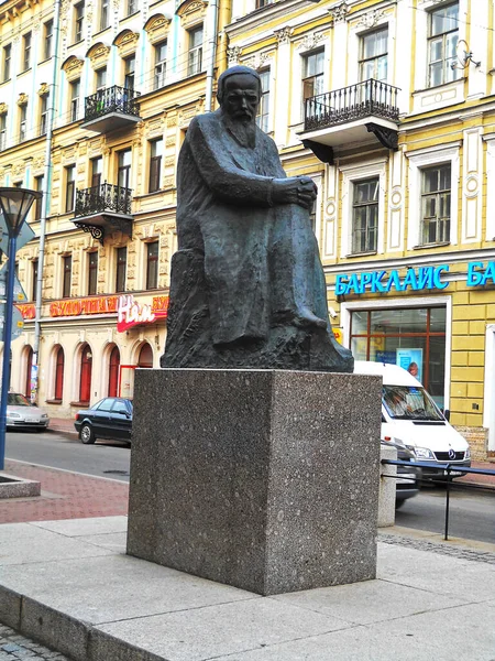          Rus yazar Fyodor Dostoyevski 'nin anıtı. Saint Petersburg, Rusya. 