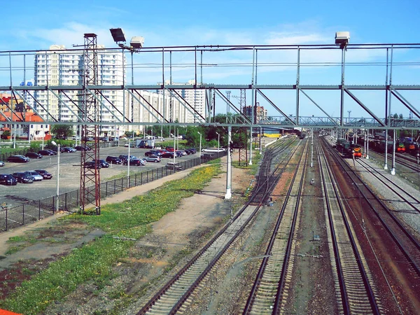           Tren istasyonunun girişinde raylar var.