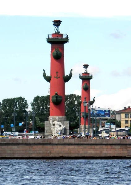 St. Petersburg 'daki Rostral sütunları, Vasilievsky Adası' nın girişinde yer almaktadır.