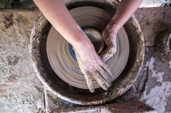 Çocuk Potters Tekerlek Islak Zeminde Şekillendirme Genel Gider Atış — Stok fotoğraf