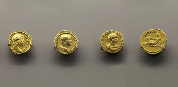 Мерида Испания Декабря 2017 Года Четыре Золотые Монеты Императора Адриана — стоковое фото
