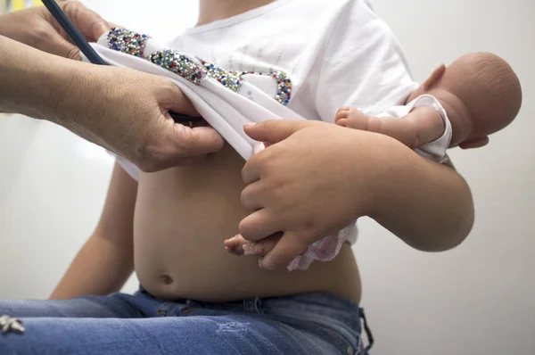 Infermiera Che Esamina Una Bambina Dallo Stetoscopio Tirandosi Camicia Concetto — Foto Stock
