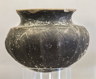 Badajoz, İspanya - 29 Ocak 2011: dekore edilmiş siyah kil kase Almendralejo Las Minitas sitesinden. Badajoz Arkeoloji Müzesi