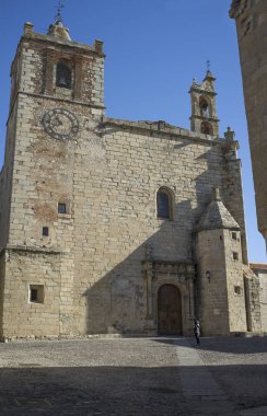 Caceres, İspanya - 2017 Ekim 17th: ziyaretçi St Matthews'un Kilisesi, yanında Caceres tarihi çeyrek, İspanya