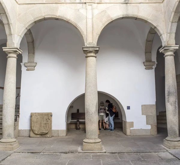 Cáceres España Octubre 2017 Visitantes Palacio Weathervanes Courtyard Caceres Historic —  Fotos de Stock