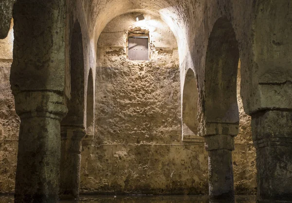 アラブの貯水槽や Aljibe スペイン カセレスの中世イスラム教の規則の間に元のモスク — ストック写真