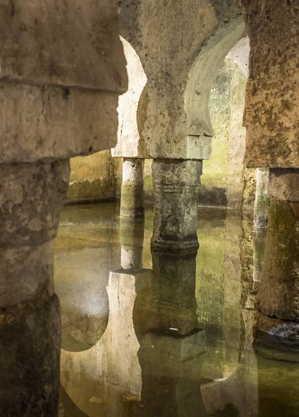 アラブの貯水槽や Aljibe スペイン カセレスの中世イスラム教の規則の間に元のモスク — ストック写真