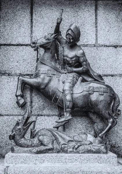 聖ジョージとドラゴン ブロンズ彫刻 カセレス スペイン — ストック写真