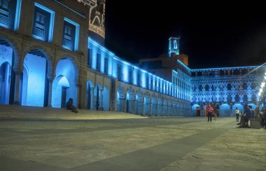 Badajoz, İspanya - 26 Ağustos 2017: Gece hayatı yüksekliği kare veya Plata Alta yaz, Badajoz, İspanya